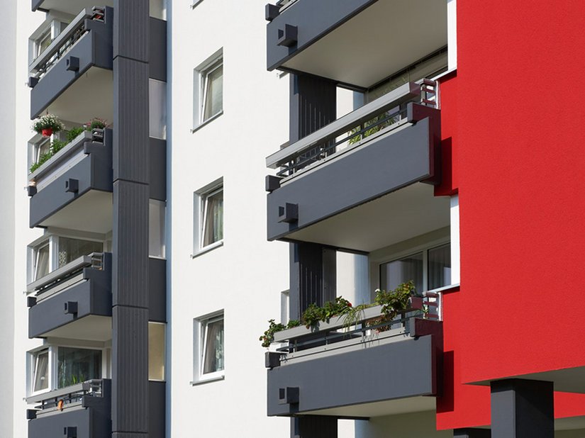 Der detaillierte Blick auf das Gebäude belegt eine optisch angenehme Kombination aus grauen, weißen und roten Farbtönen.