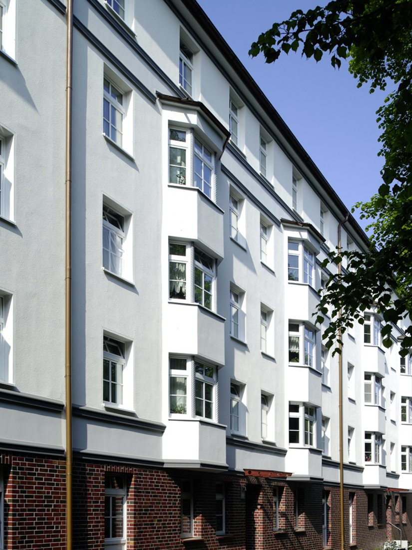 <p>Nach außenseitiger Wärmedämmung wurden die umlaufenden Gesimsbänder als prägende Gestaltungselemente rekonstruiert – nun aber mit verbessertem Taubenschutz.</p>