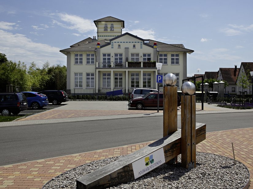 <p>Der weithin sichtbare, mit gelben Streifen gegliederte Turm.</p>