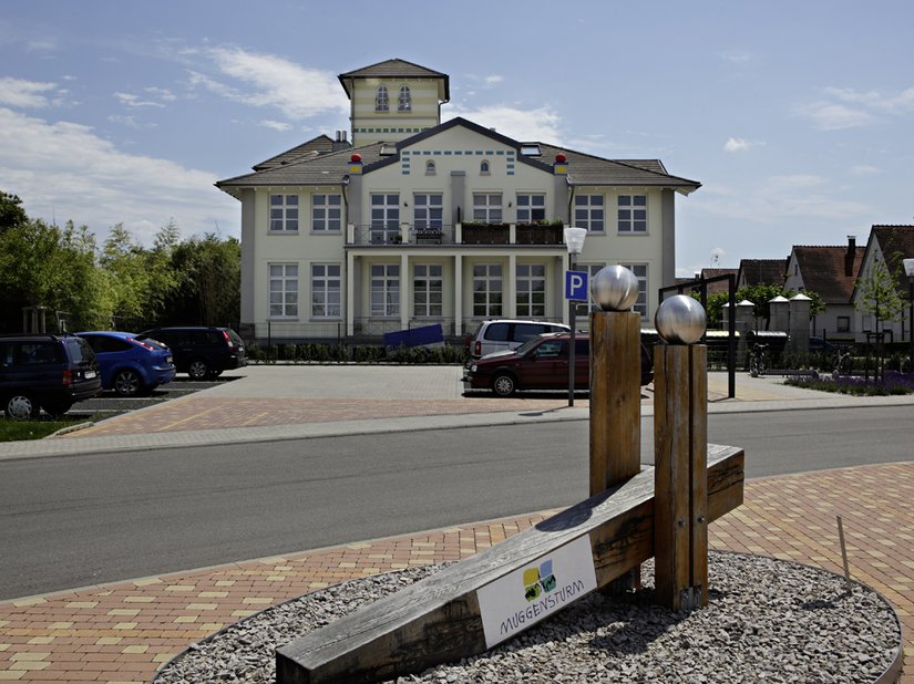 Der weithin sichtbare, mit gelben Streifen gegliederte Turm.