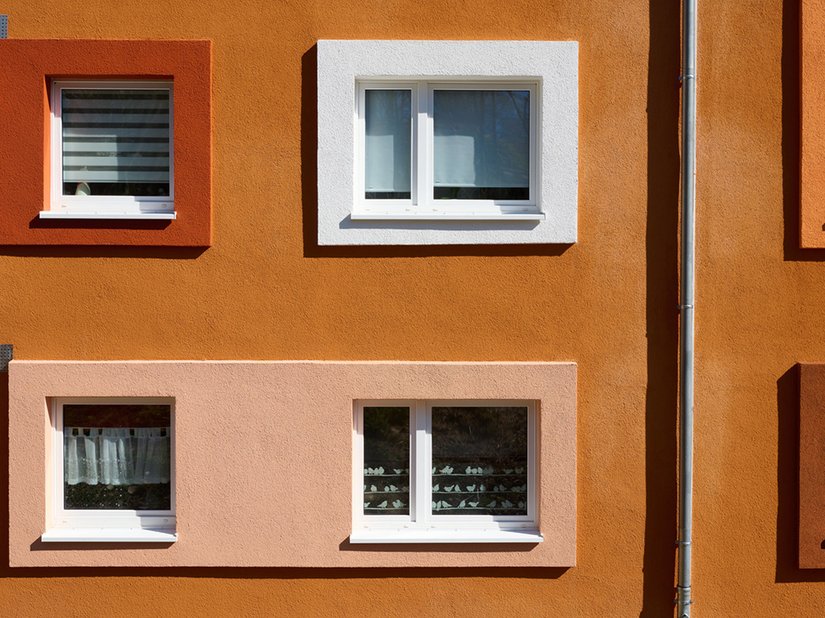 Damit die Fassade bei starker Sonneneinstrahlung nicht aufheizt: Die Schlussbeschichtungen lieferte Brillux eingestellt mit der TRS-Formel. Zusätzlich dazu sorgt die Protect-Qualität dafür, dass die Beschichtungen lang anhaltenden Schutz gegen Algen- und Pilzbefall bieten.