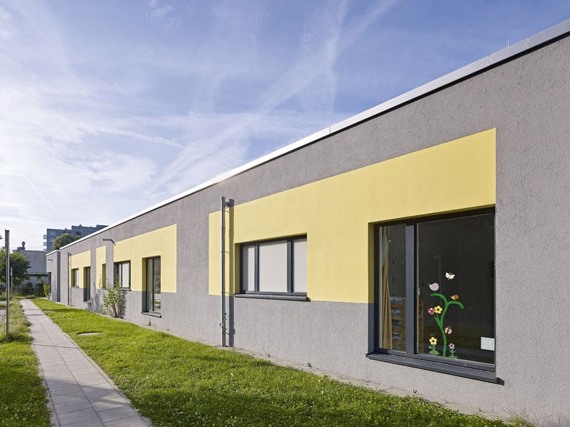 <p>Was sich zunächst im Entwurf und auch bei Tageslicht noch als zurückhaltend lichtgelbe, am Architekturraster orientierte Gliederung darstellt, erweckt bei Dunkelheit den Anschein einer Fassade mit zurückliegenden, hell erleuchteten Loggien.</p>