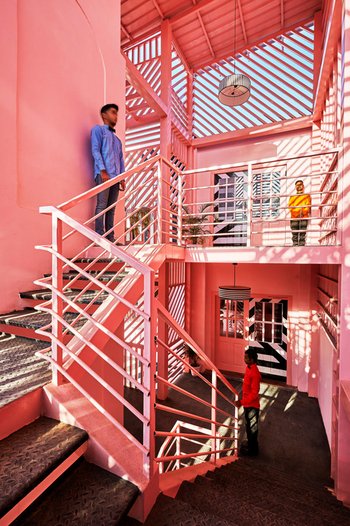 <p>In den Räumlichkeiten der Feast India Company treffen schwarz-weiße Zebrastreifen auf rosafarbene Farbflächen</p>