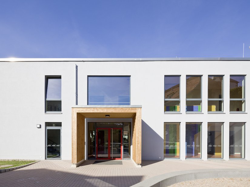 <p>Der schulische Neubau in Udestedt ist in einem schlichten Grau gehalten.</p>