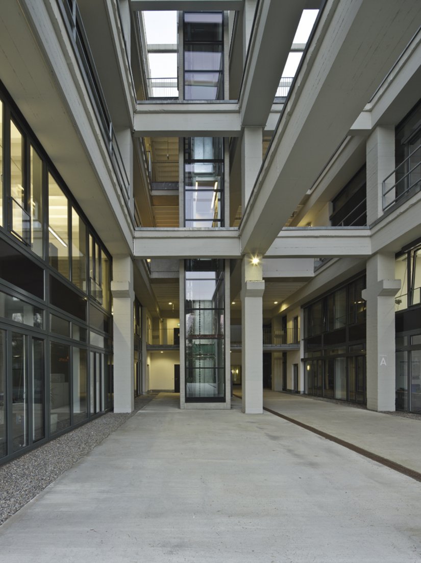 <p>Die einzelnen Bauabschnitte des Gebäuderiegels sind durch zehn Meter breite Einschnitte voneinander getrennt, in denen Treppenhäuser und Aufzüge angeordnet sind.</p>