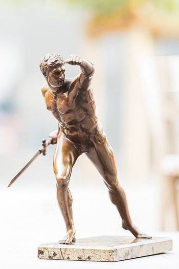 <p>Anerkennung für ehrgeizige Arbeit: Ein Kunde schenkte Thomas Kämpflein den Krieger in Bronze</p>