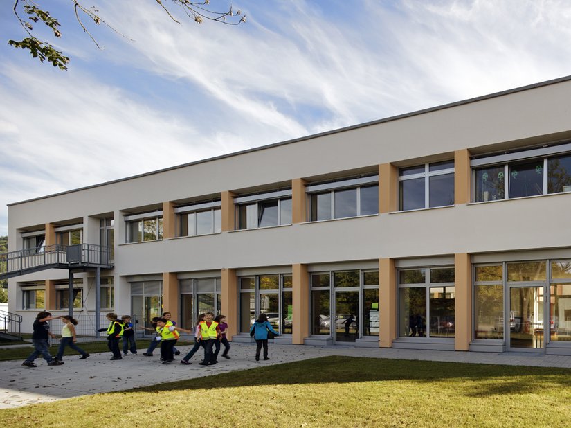 <p>An die Fassade wurde nach energieeffizienten Standards das Wärmedämm-Verbundsystem Qju angebracht.</p>