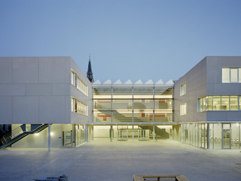 <p>Durch das Nebeneinander von grober und transparenter Fassadenstruktur macht die Schule einen Eindruck architektonischer Hochwertigkeit.</p>