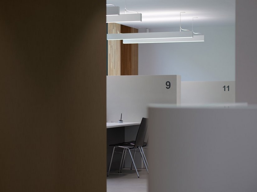 <p> Ruhige Optik, effiziente Funktionalität: die Neugestaltung der Kfz-Zulassungsstelle in Lahr durch Caruso Architekten.</p>