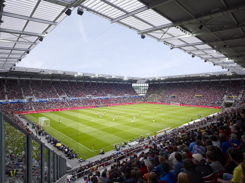 Wenn angepfiffen ist, denkt keiner mehr an Coporate Design und Architektur. Die steilen Tribünen und die Nähe zum Spielfeld in der Coface Arena werden von den Fans geschätzt.