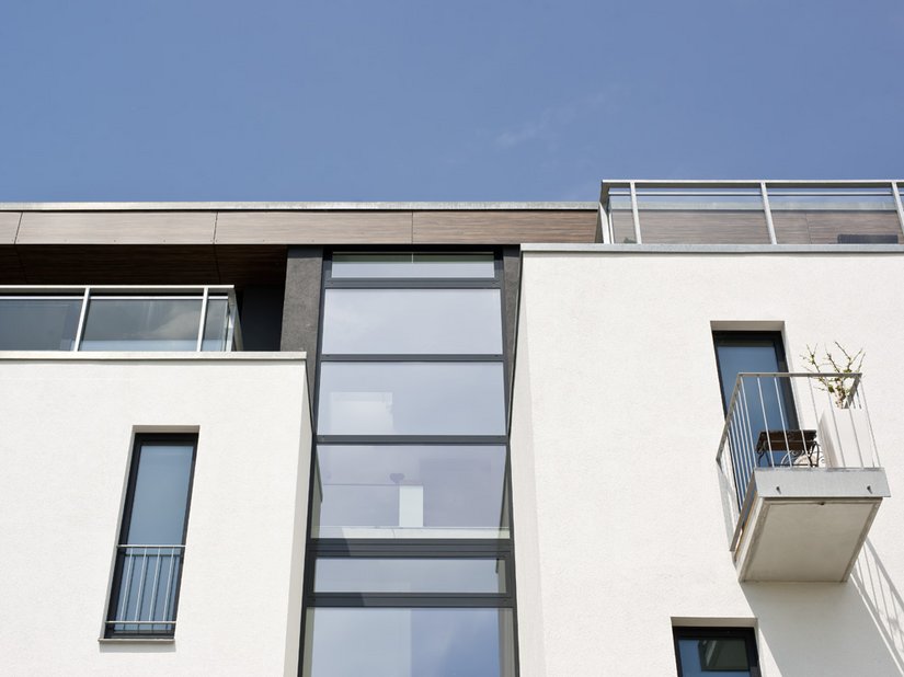 <p>Bodentiefe Fenster, kleine Balkone und großzügige Terrassen garantieren intensive Sichtbezüge zum Wasser.</p>