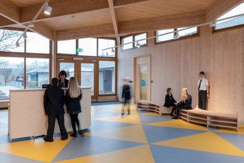 <p>Bei dem Verbindungsbau der Wroughton Academies hatten die Schüler Mitspracherecht! In aktiven Workshops haben die Architekten vom Studio DK-CM gemeinsam mit den Grund- und Vorschülern erarbeitet, was sie in diesem Pavillon wirklich wollen und brauchen. <em>Foto: Neil Perry Photography</em></p>