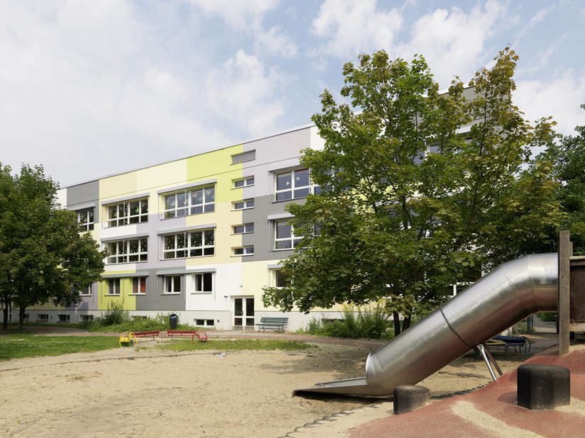 <p>Kindheit wird hier kraftvoll und frech im Stadtbild durchgesetzt.</p>