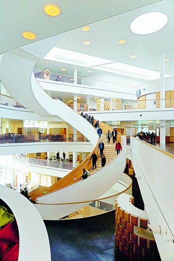 <p>Ort der Begegnung: Die hölzerne Wendeltreppe bildet das Zentrum der offen gebauten Schule, in der es weder Klassen - noch Lehrerzimmer gibt.</p>