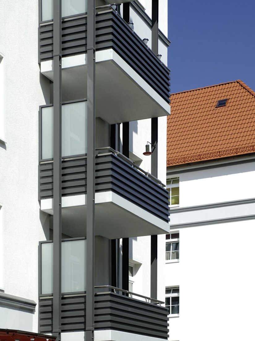 <p>Die neuen straßenseitigen Vorstellbalkone werten die Wohnqualität auf – und durch ihre gekonnte farbige Abstimmung auch das Fassadenbild.</p>