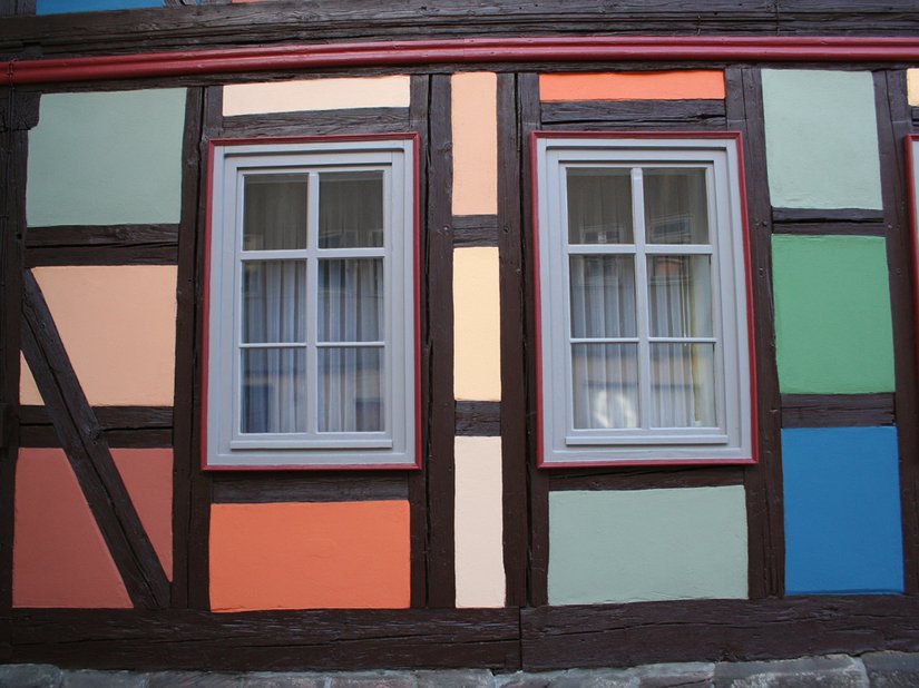 <p>Das Holz wurde in einem dunklen Braun (Scala 15.06.30) beschichtet, die Fenster wurden in der Farbigkeit zurückgenommen und erhielten ein leicht farbiges Grau (Scala 18.06.18). Die Fenstereinfassungen erinnern dezent daran, dass diese in der gesamten Stadt farbig abgesetzt wurden.</p>