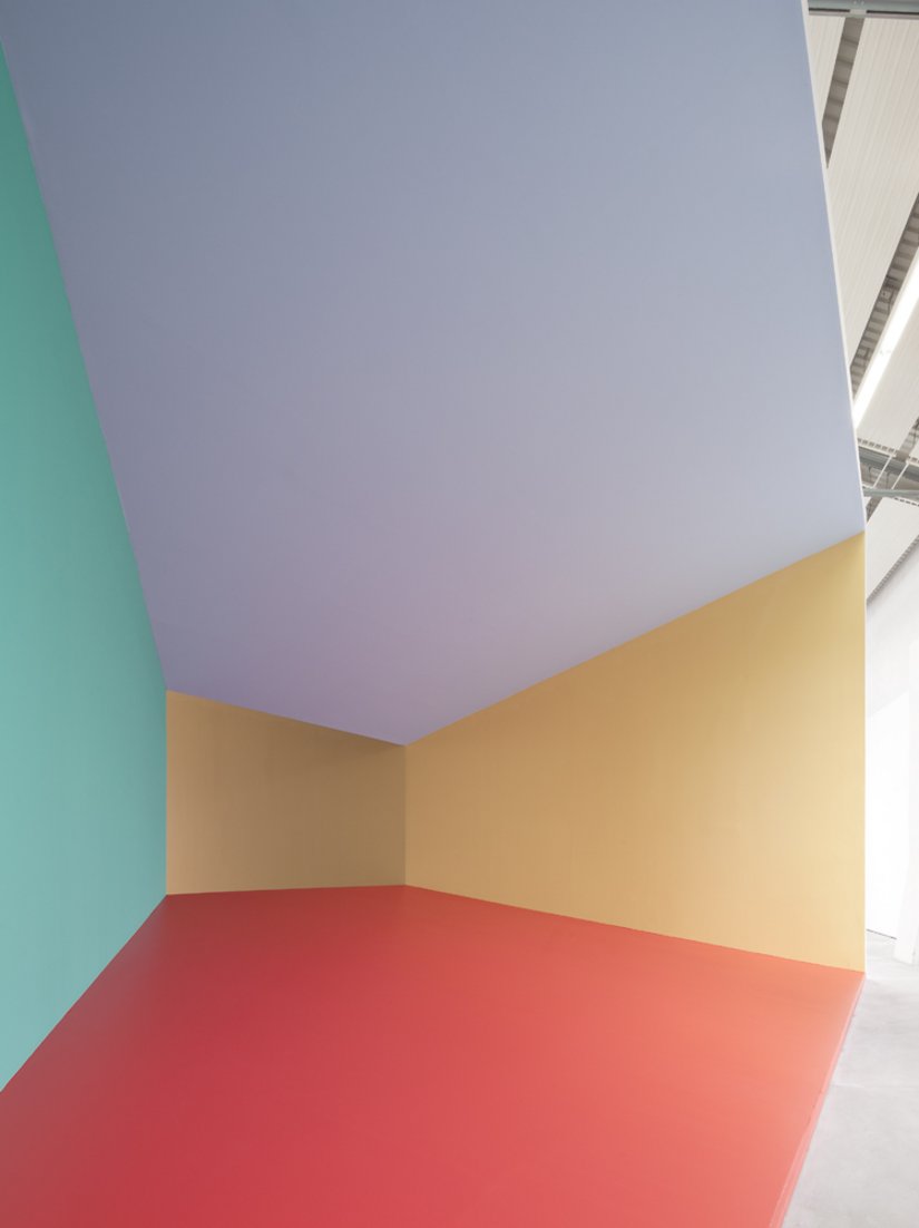 <p>Der Farbton „Neapelgelb“ verweist auf den Namen der Installation: „Piano del Colore“ - so nennt man in Italien das Farbkonzept für eine Stadt.</p>