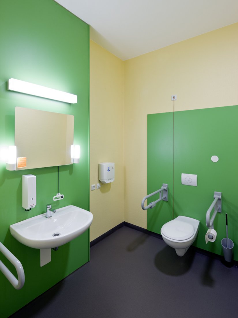 <p>Die Sanitärräume sind mit kräftigen Farben gestaltet worden.</p>