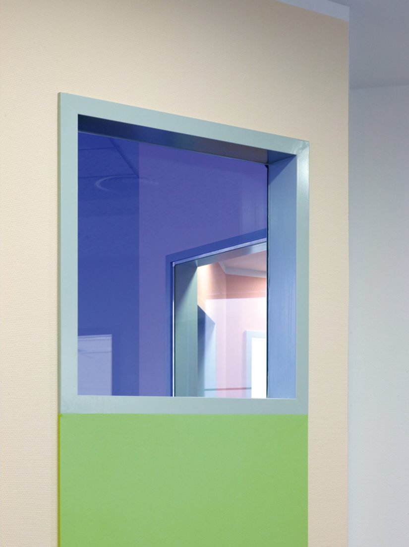 <p>Die fein abgestimmte farbige Fassung der Wände ergibt zusammen mit Details wie durchgefärbten Türverglasungen interessante Blickwinkel und Perspektiven.</p>