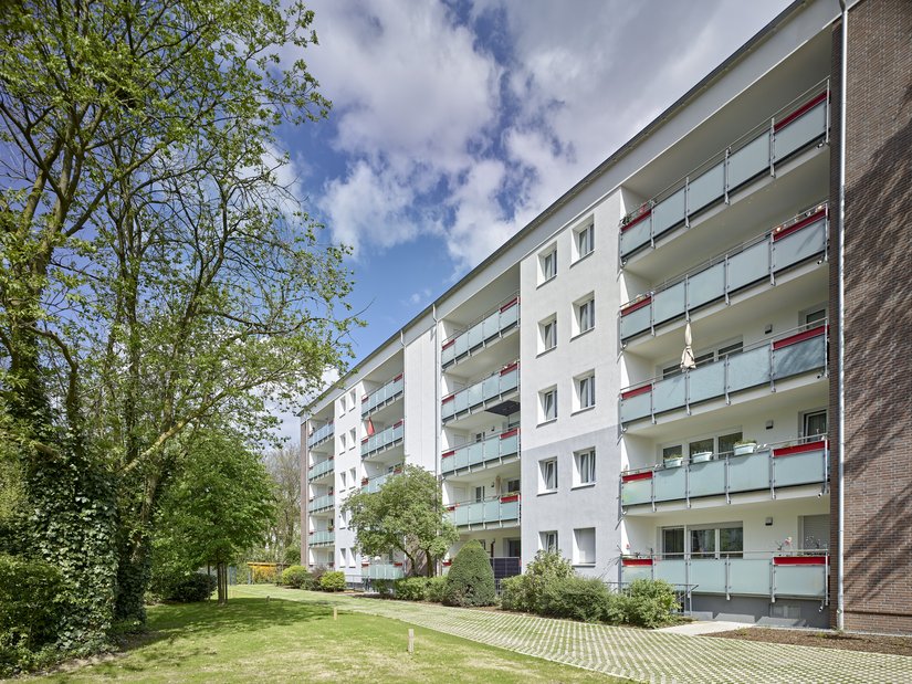 Eine moderne Fassadengestaltung als optische Verbindung eines gesamten Quartiers von der Neusser Innenstadt zum überwiegend denkmalgeschützten Furth-Viertel: Das Projekt-Team setzte auf einen optischen Dreiklang unterschiedlicher Strukturen und Farbtöne
