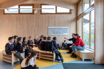 <p>Bei dem Verbindungsbau der Wroughton Academies hatten die Schüler Mitspracherecht! In aktiven Workshops haben die Architekten vom Studio DK-CM gemeinsam mit den Grund- und Vorschülern erarbeitet, was sie in diesem Pavillon wirklich wollen und brauchen. <em>Foto: Neil Perry Photography</em></p>