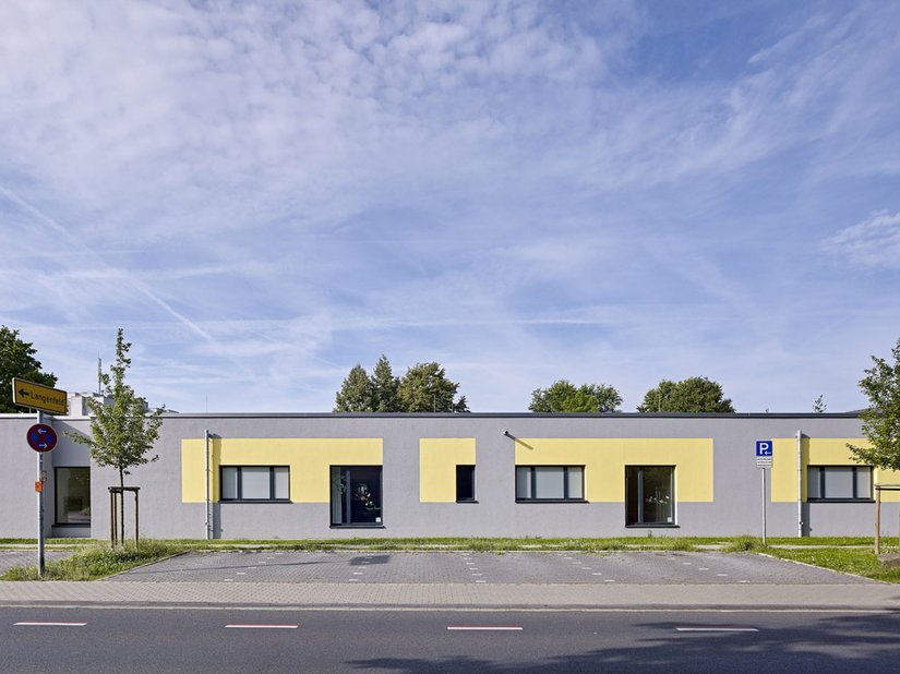 <p>Der Neubau der Kindertagesstätte besticht zunächst durch klare Architektur inmitten einer diffusen Bausituation aus den 1950er-Jahren.</p>