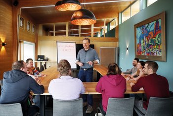 <p>In regelmäßigen Workshops wird der Umgang mit den Kunden trainiert und Probleme besprochen, die im Arbeitsalltag auftauchen</p>