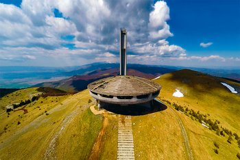 <p>Außerirdisches Flugobjekt? Nein, Propaganda-Palast der bulgarischen Kommunisten, errichtet auf dem geschichtsträchtigen Busludscha-Berg in 1.440 m Höhe; <i>Foto: ImpactPressGroup</i></p>