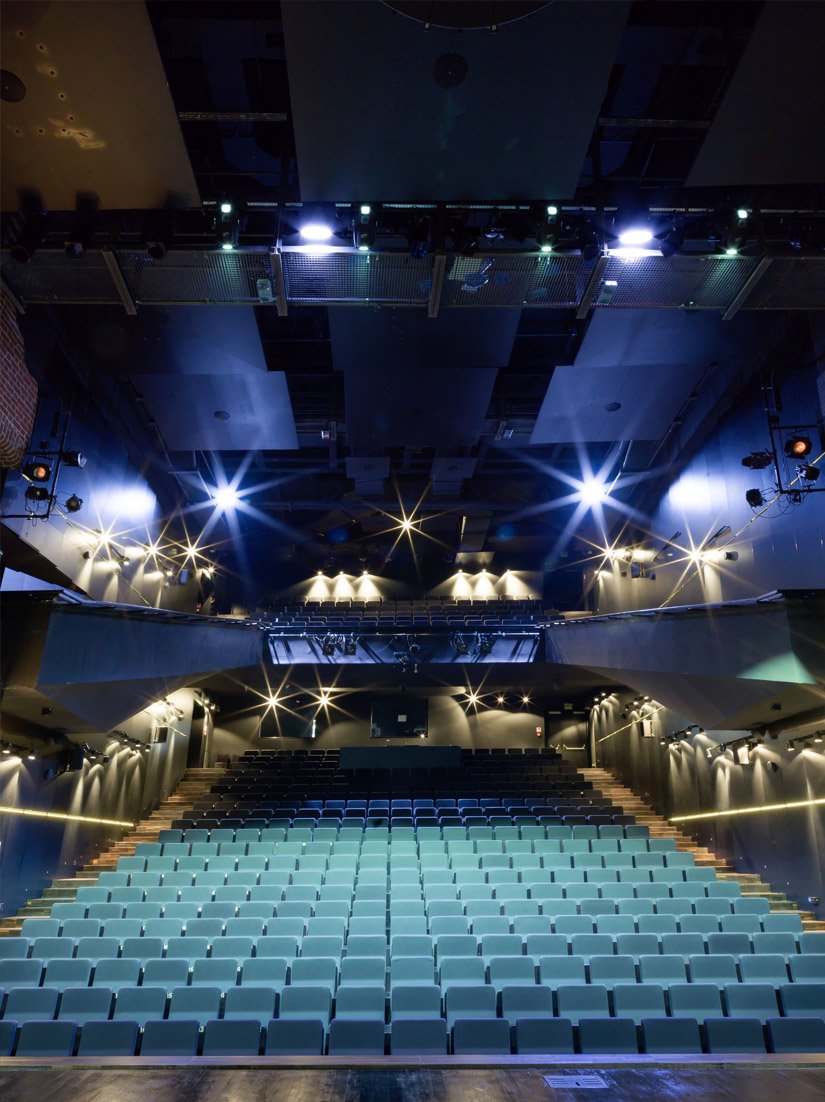 <p>Der Aufführungssaal mit seinen 594 Sitzplätzen ist das Herzstück der Oper.</p>