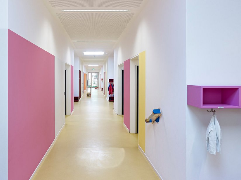 <p>An vielen Stellen werden in intensiven Farbtönen Akzente gesetzt.</p>