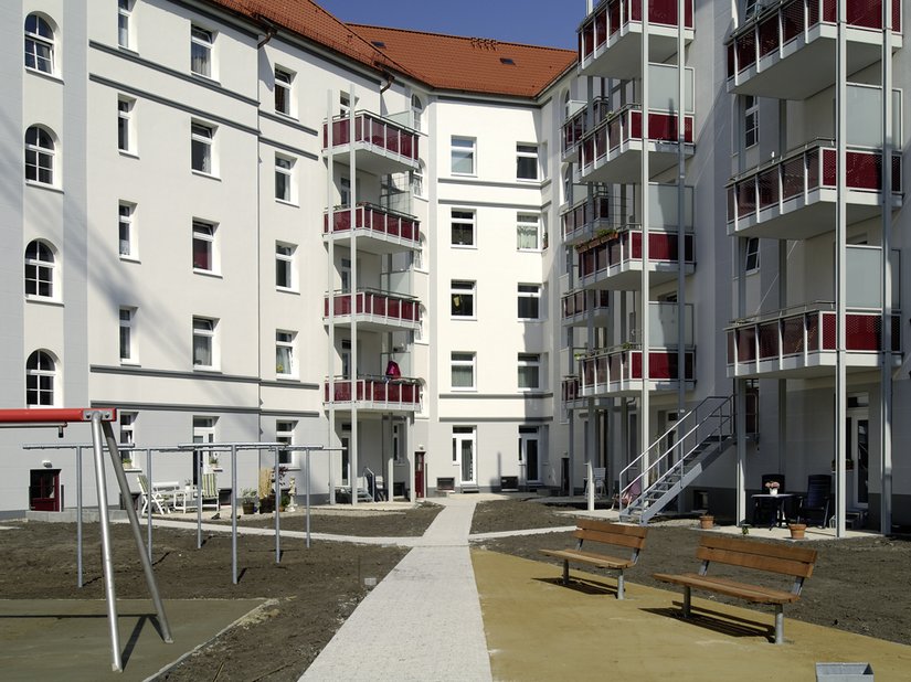 <p>Der Innenhof verbindet moderne und historisierende Fassadengliederungselemente – und schafft den Rahmen für einen neuen Bewohnerfreiraum im Grünen.</p>