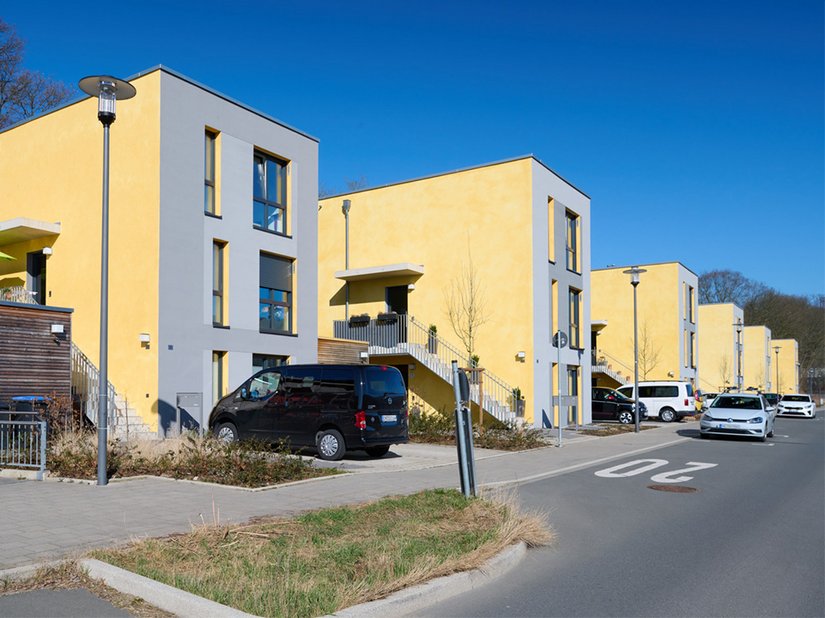 <p>Außen grau, innen sonnengelb: Mit den unterschiedlichen Farbgebungen und Strukturierungen imitierte das Planungsbüro post welters + partner mbB einen aufgebrochenen Stein, analog zum alten Steinbruch hinter den Kettenhäusern. Für die Ausprägungen der changierenden gelben Optik kam die Creativ Vivalin Fassadenlasur 866 zum Einsatz.</p>