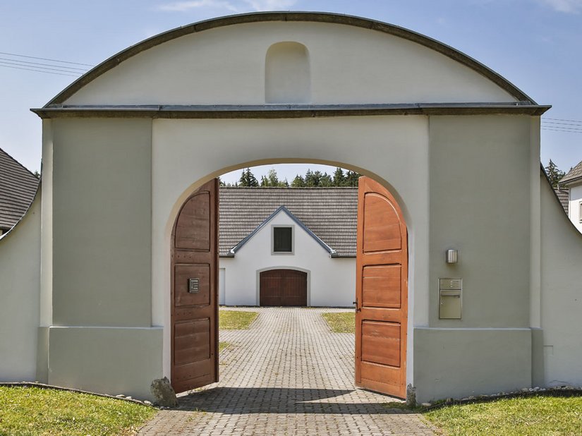 Ein Blick auf den Eingangsbereich mit dem großen Tor.