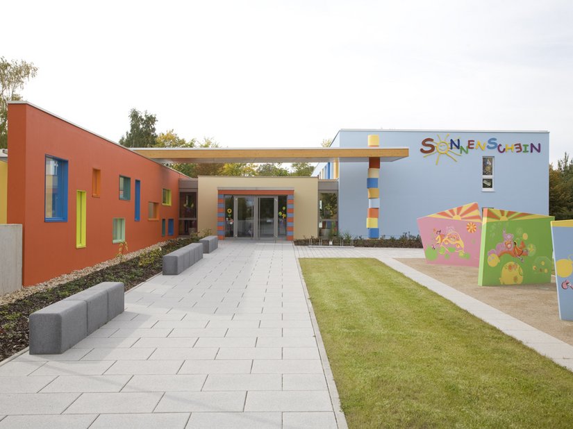 <p>Spiel, Spaß und Action bietet der Außenbereich des Kindergartens. Diese drei Bereiche decken die bunte Farbgestaltung wunderbar ab.</p>