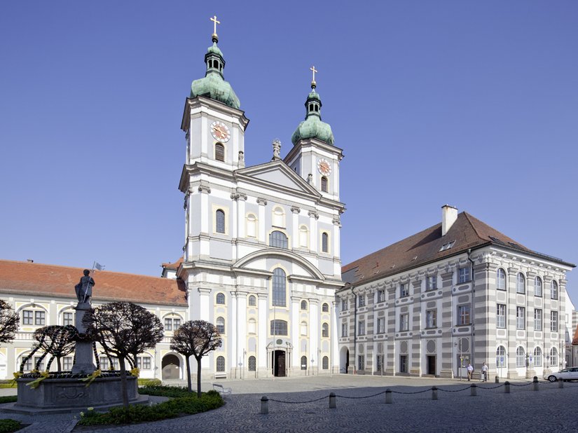 Ein lang gestreckter Seitenflügel, die Stiftsbasilika und zwei weitere jeweils um zwei Innenhöfe gruppierte Gebäudekomplexe: Das beeindruckende Volumen der Klosteranlage mit seinen 9.000 Quadratmetern Fassadenfläche erschließt sich dem Besucher erst nach und nach.