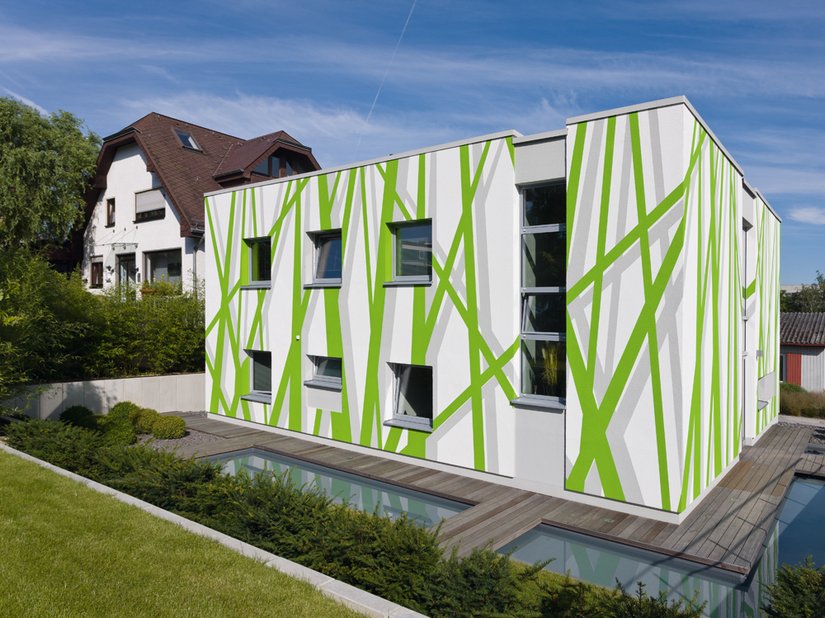 <p>Bei dem Bürogebäude für ein Landschaftsunternehmen handelt es sich um einen kompakten geometrischen Baukörper aus Stahlbetonfertigteilen.</p>