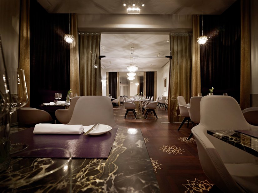 <p>Das Restaurant strahlt abends eine elegante Clubatmosphäre aus, die die Außenwelt vergessen lässt.</p>