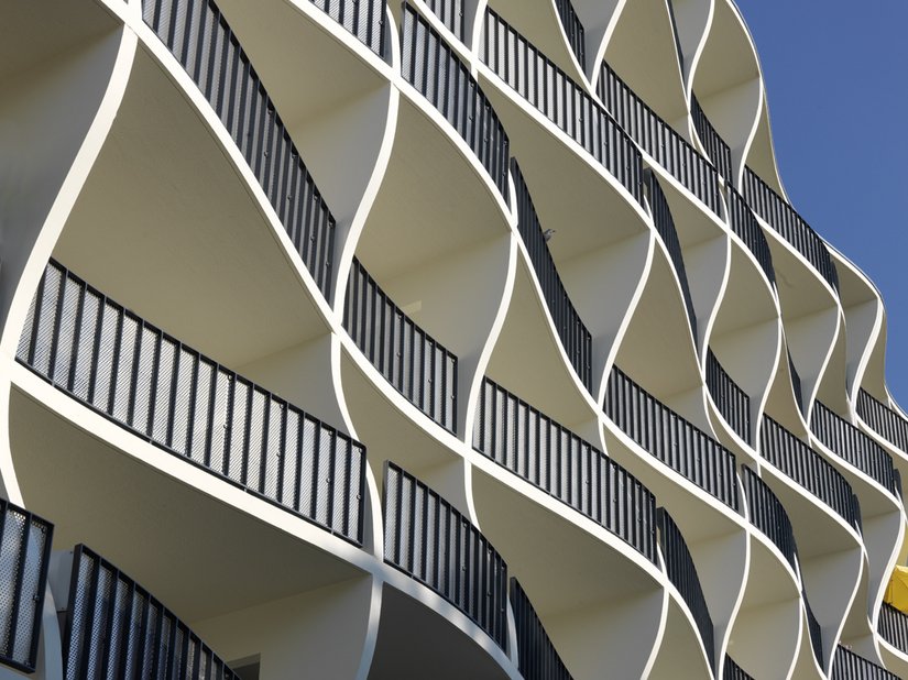 <p>Durch die Wellenbewegung schaffen die Architekten eine dynamische und lebendige Fassade.</p>