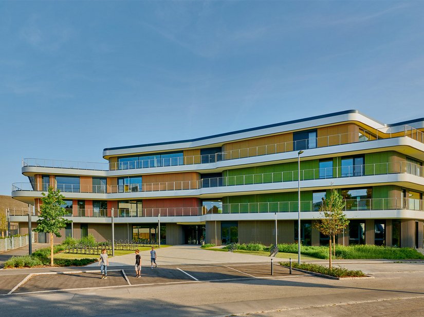 Die neu erbaute Grund- und Gemeinschaftsschule, geformt aus einem einzigen organischen Baukörper, schafft es, den heterogenen Bestand unterschiedlicher Schulbauten auf dem Campus neu zu ordnen.
Foto © David Matthiessen Fotografie