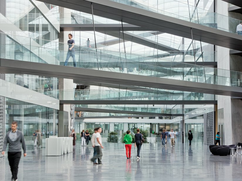 Die zentrale Halle ist überdacht und als 14 Meter hohes, voll temperiertes Atrium ausgebildet.