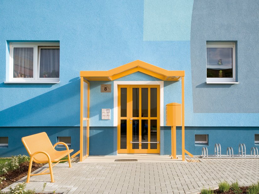 <p>Neu gestaltete Hauseingänge setzen farbige Akzente.</p>