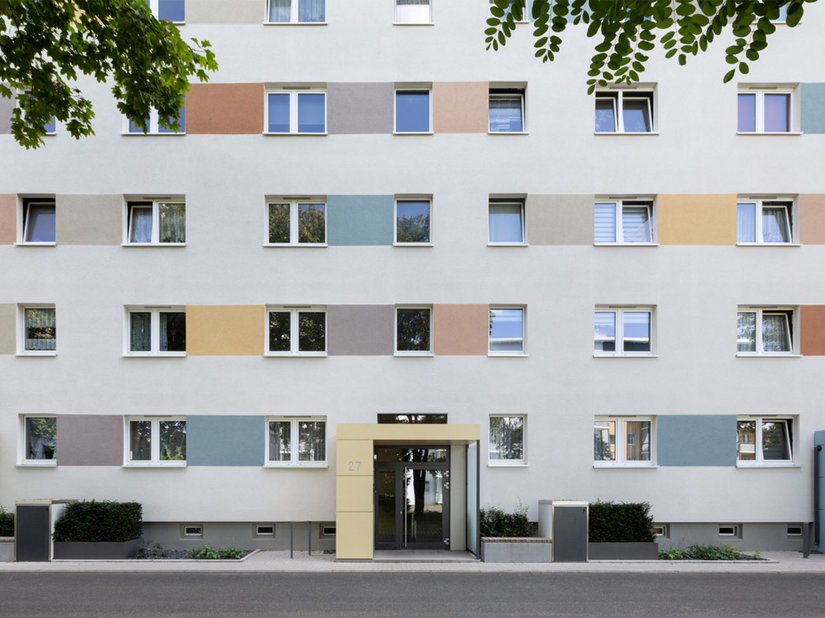 Ist das noch Platte oder schon hochwertiges Wohnen im Umfeld der Ilmenauer Wissenschaft? Die Wohnungsbaugenossenschaft Ilmenau setzt beim Farbkonzept und bei den Produkten bereits seit mehreren Jahren auf Brillux. Nach dem Wohnblock an der Bergrat-Mahr-Straße 25–29 realisierten die Partner bereits weitere gemeinsame Fassadensanierungen.