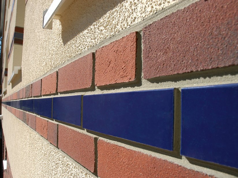 <p>Scala Farbtöne: Fassade: 09.09.03, Flachverblender Farbton 0003 Cloppenburg, keramische Beläge nach Muster</p>