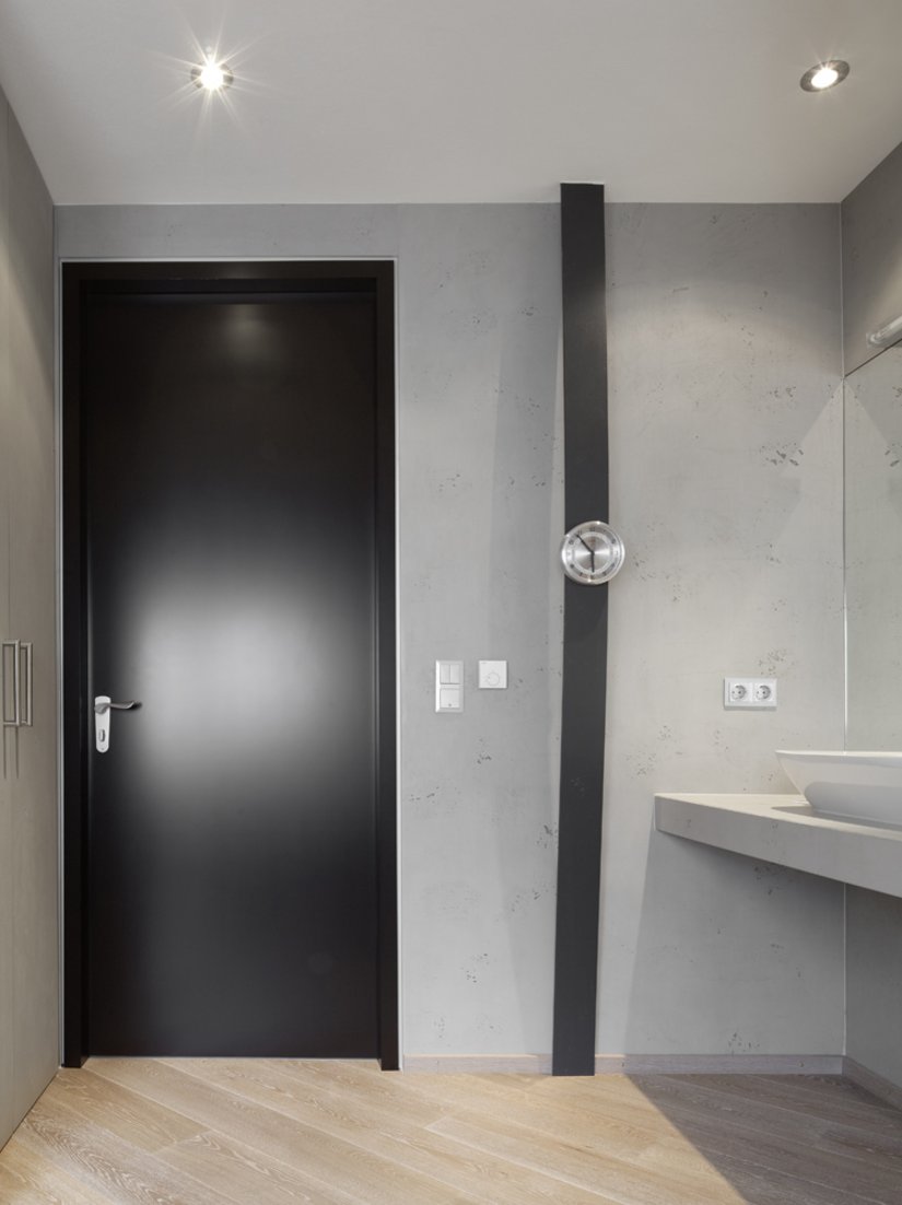 <p>Ein Highlight des Badezimmers ist die Wanduhr, die von der Decke bis zum Boden reicht.</p>