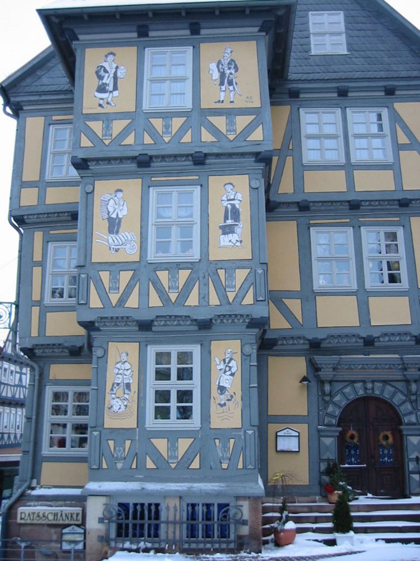 <p>Bestandsaufnahme der Landgrafenstraße 17 vor der Renovierung: eine eher schlichte Fassadenfarbigkeit mit blau-weißen Kaseinfigurmalerei.</p>