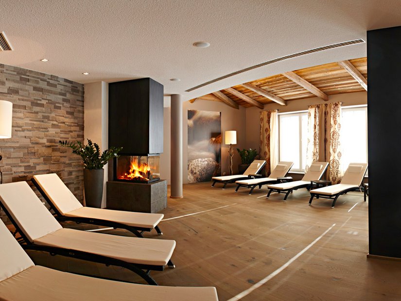 <p>Im Wellnessbereich des Hotels entsteht durch die Kombination aus einer Steinwand und den glatten, dunklen Säulen eine wohltuende Wärme.</p>