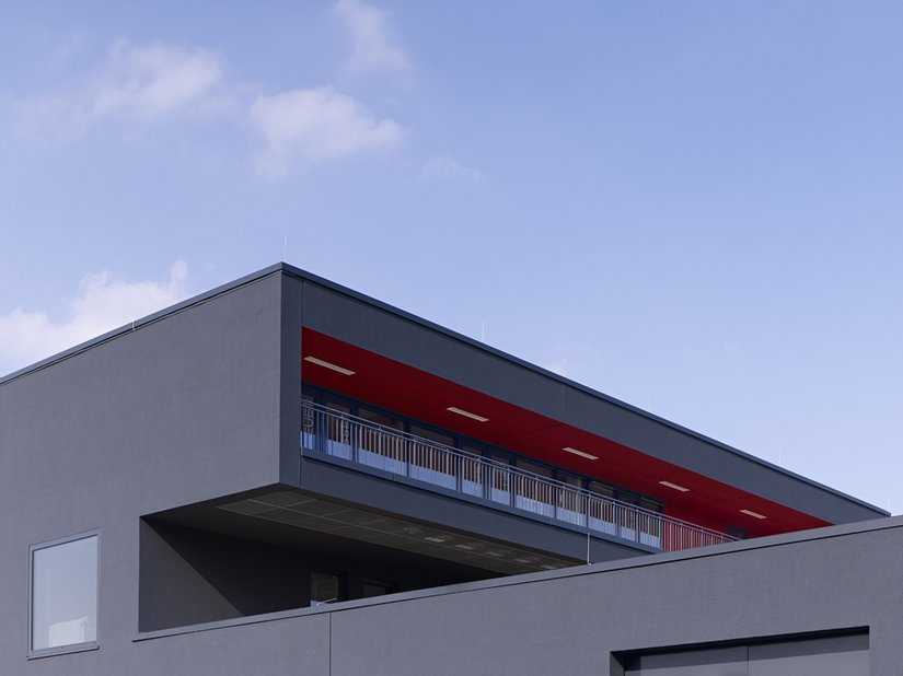 <p>Die weit auskragende Loggia im Obergeschoss soll dem Gebäude den Charakter einer Landmarke verleihen.</p>