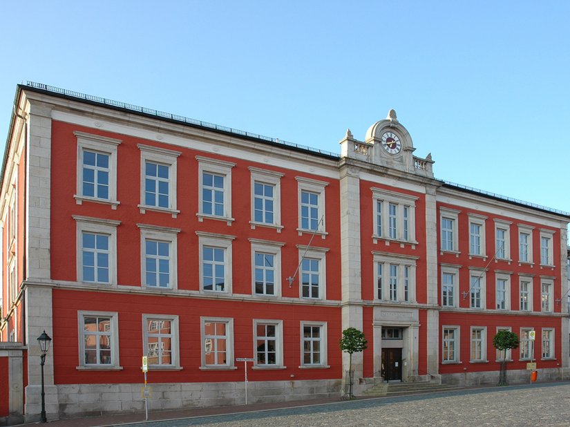 Scala Farbtöne: Fassade: Sonderfarbton 2, Gliederung, Sockel: Naturstein, Fenster: 75.03.12 (RAL 7035)