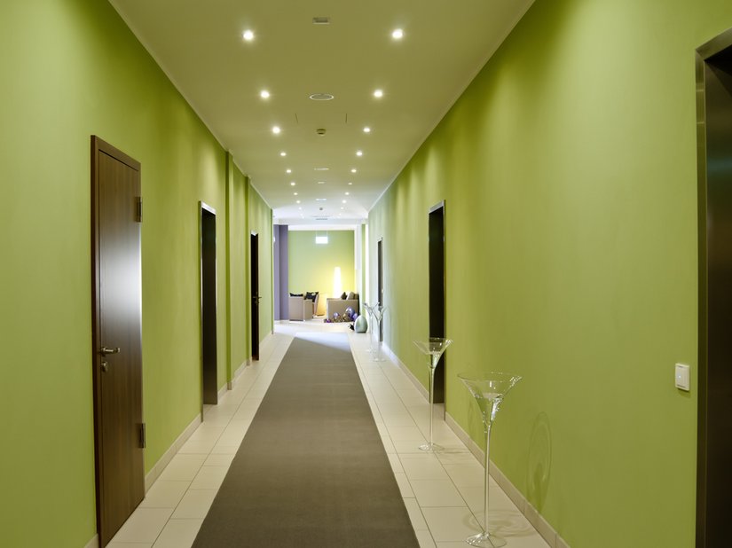 <p>Die braunen Türen harmonieren mit den Grüntönen der Wände und Decken.</p>
