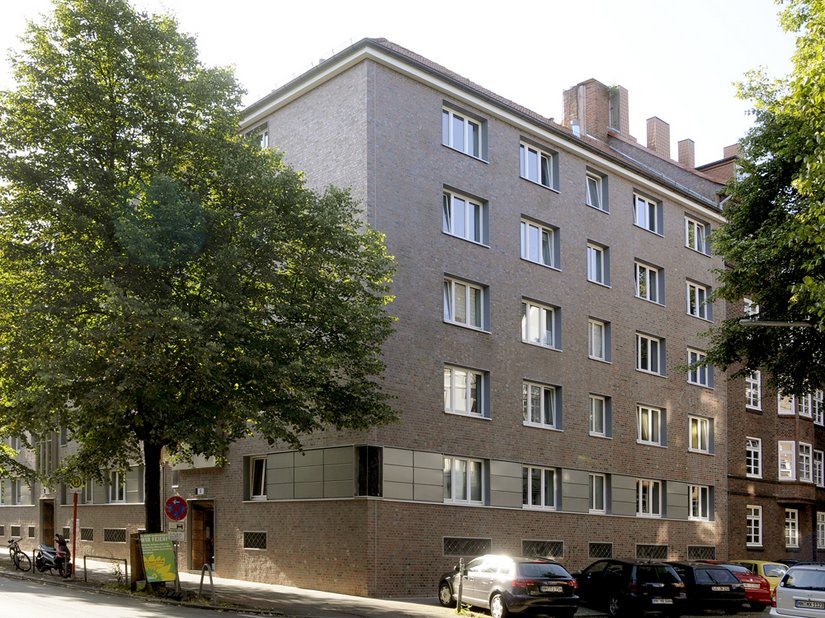 Das modernisierte Wohnhaus fügt sich harmonisch in seine gewachsene Umgebung ein.